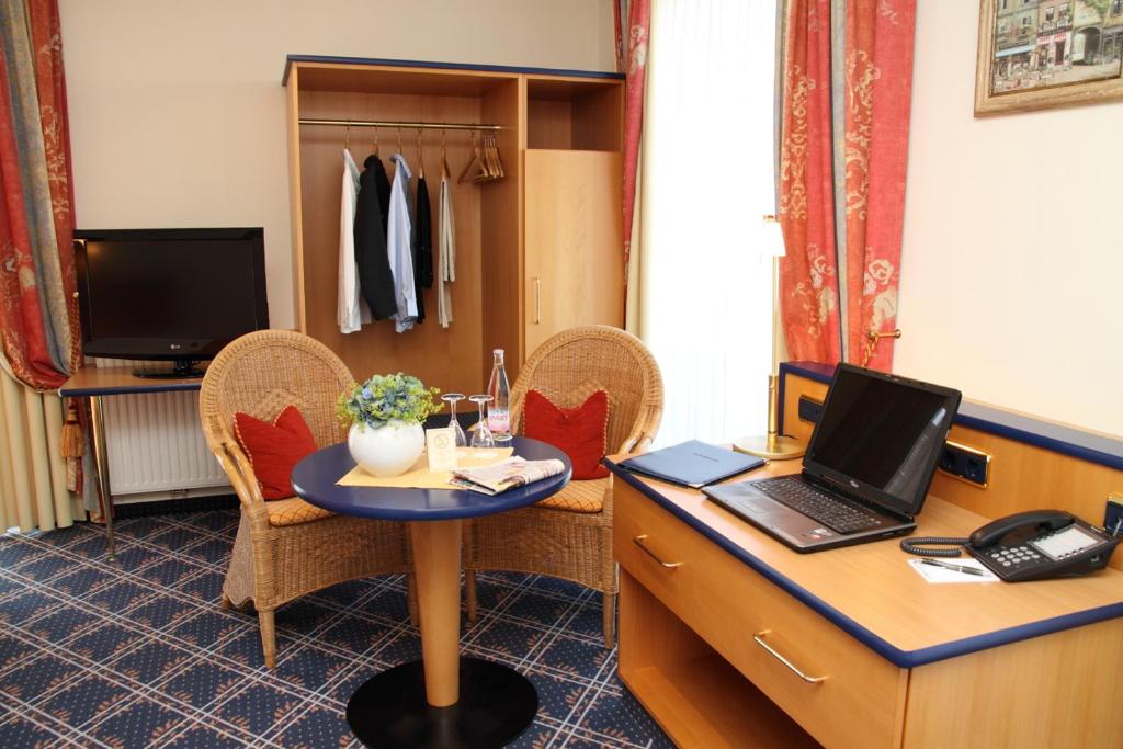 TV a/nebo společenská místnost v ubytování Hotel Zur Post