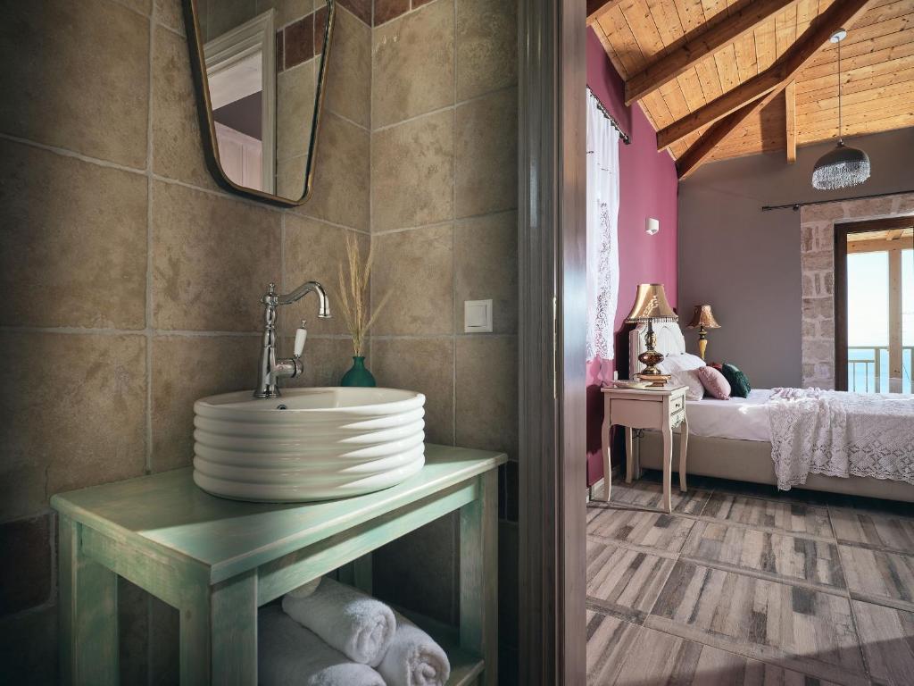 Posteľ alebo postele v izbe v ubytovaní Arbarosa Villa - A stylish villa with Private Pool & Sea Views, by ZanteWize