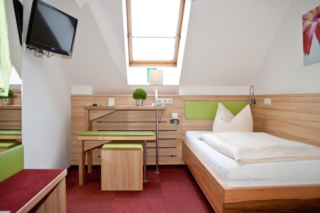 Postel nebo postele na pokoji v ubytování Hotel Zur Post