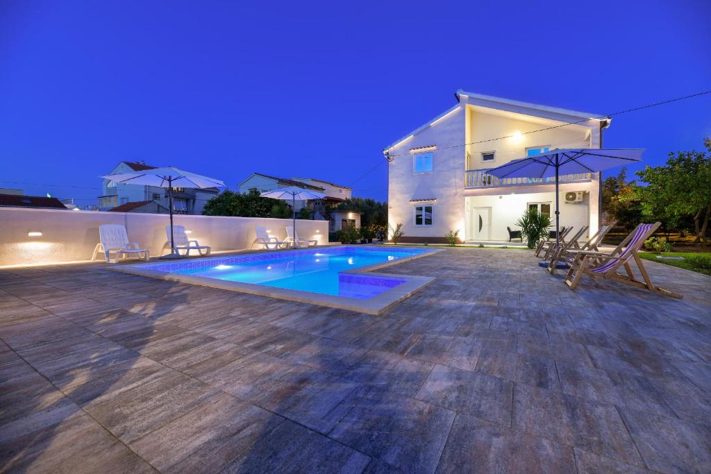 Bazén v ubytovaní Pool house LUKA alebo v jeho blízkosti