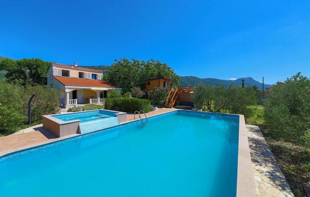 Bazén v ubytování Holiday Home Parada nebo v jeho okolí