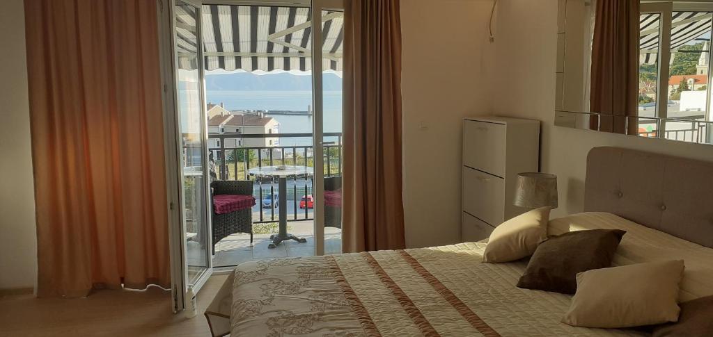 En eller flere senge i et værelse på Beautyful sea view 6 luxury studio Danijela