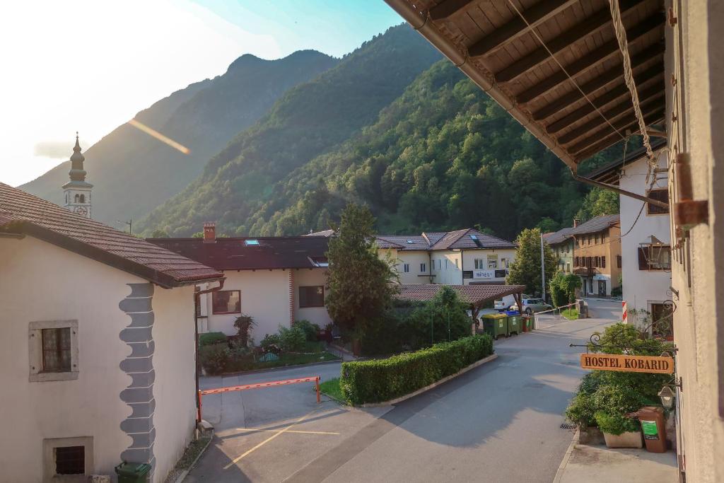 Nespecifikovaný výhled na hory nebo výhled na hory při pohledu z hostelu