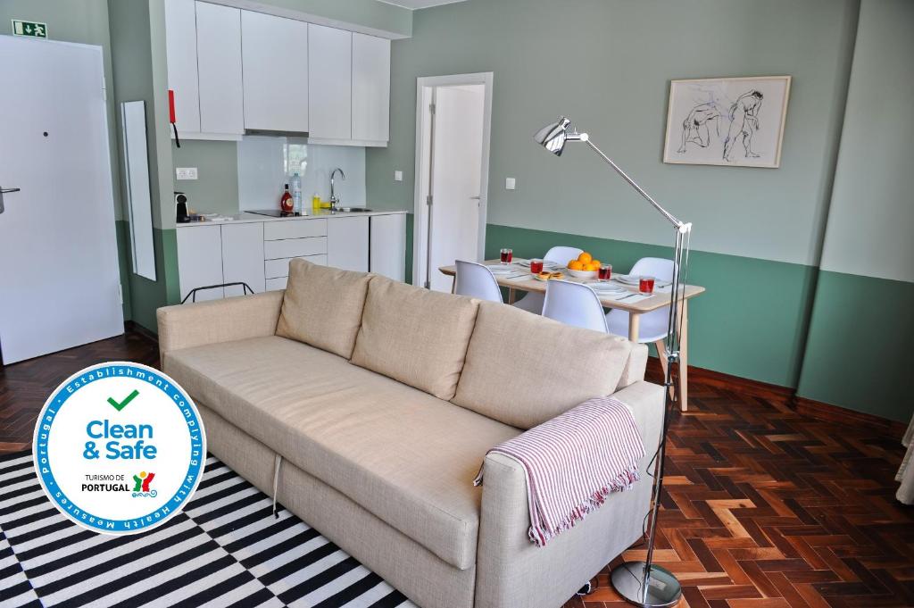 sala de estar con sofá y cocina en Neegroni Vibe Apartment 1A, en Lisboa