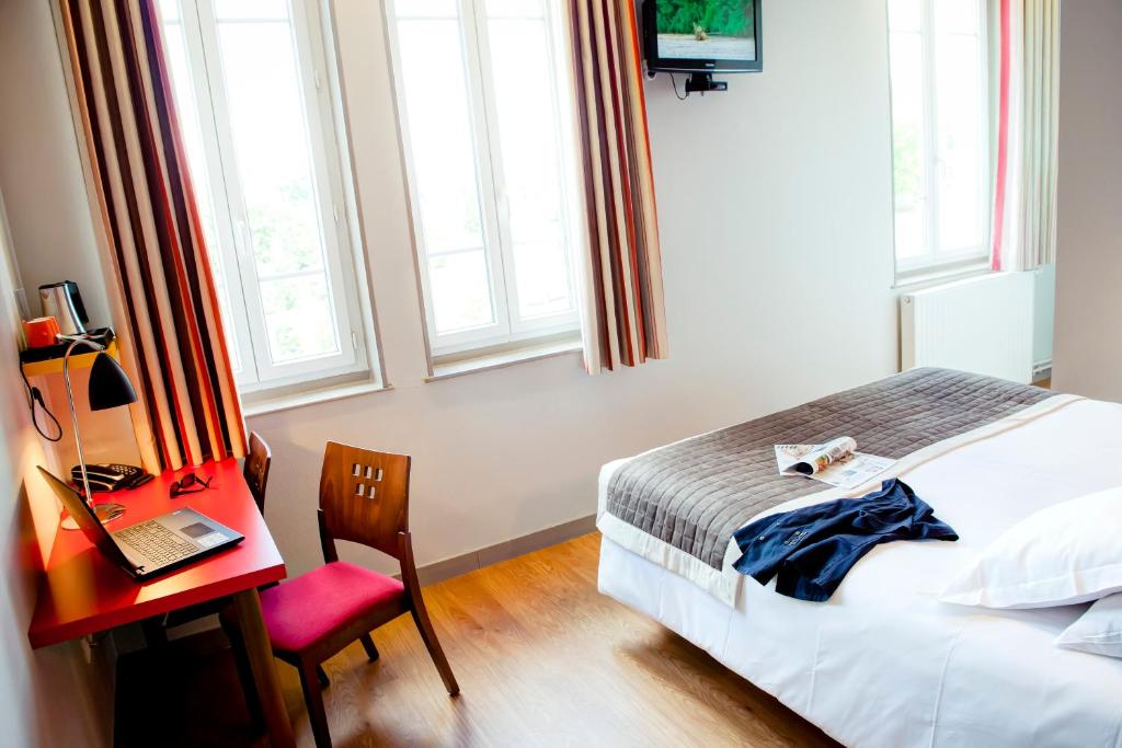 Postel nebo postele na pokoji v ubytování Domaine Lyon Saint Joseph
