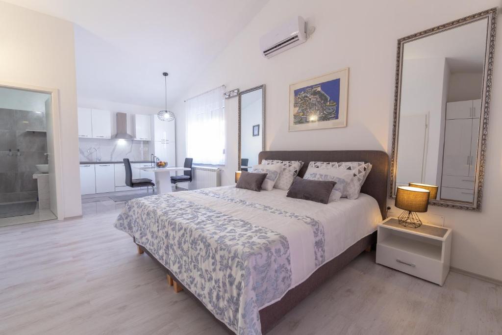 Posteľ alebo postele v izbe v ubytovaní Beautyful sea view 6 luxury studio Danijela