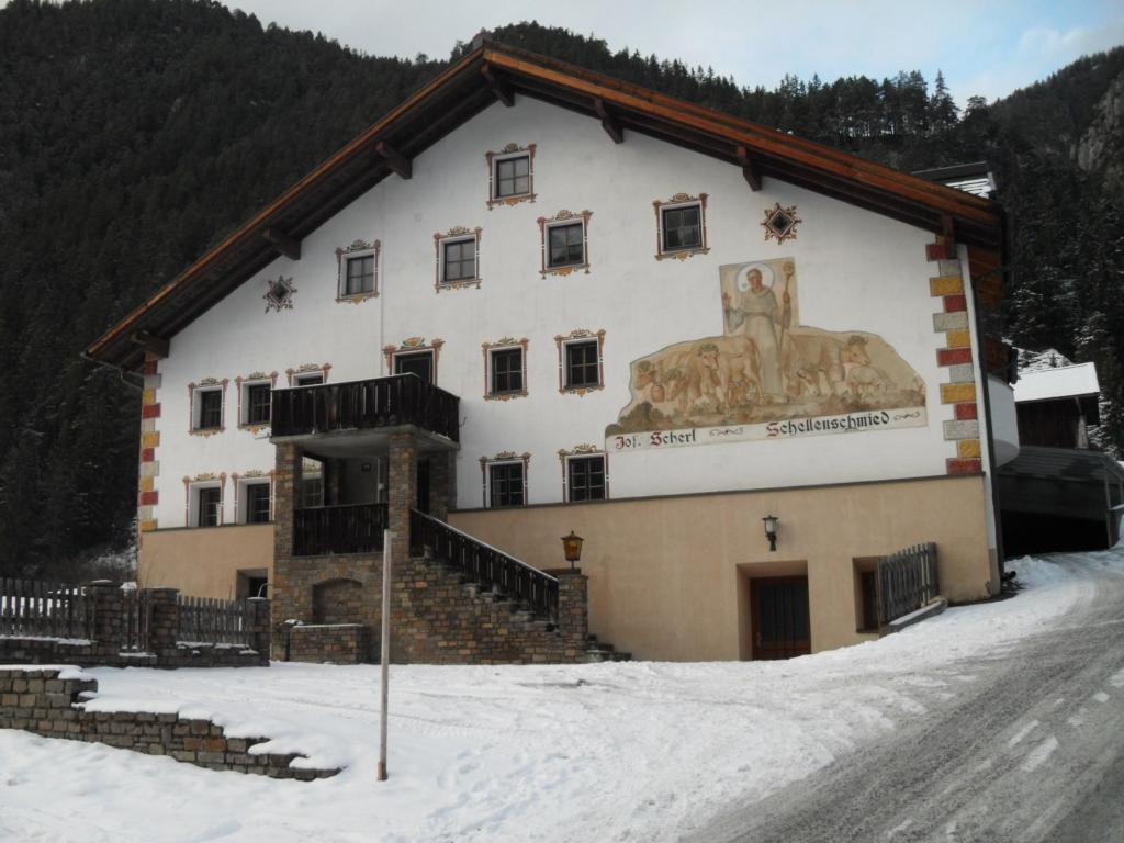 un edificio con un murale sul lato della neve di Haus Schellenschmied a Pettneu am Arlberg