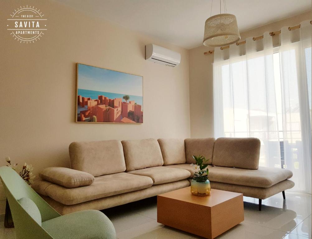 - un salon avec un canapé et une table dans l'établissement Gjiri i Lalzit - Savita Apartments - Kompleksi Turistik Lura 3, à Mullini i Danit