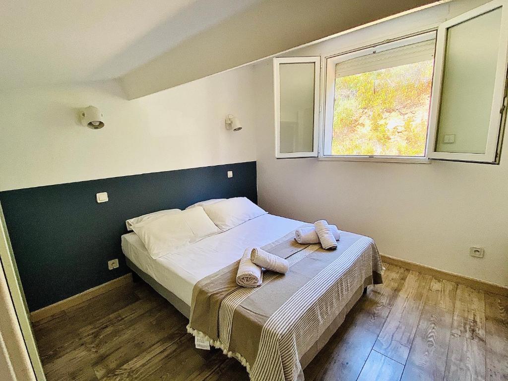 Postel nebo postele na pokoji v ubytování Propriété Malva appartement bergamotta