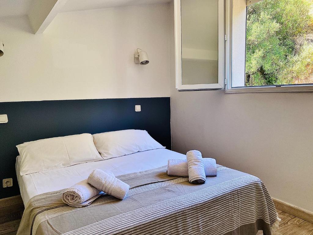 Postel nebo postele na pokoji v ubytování Propriété Malva appartement bergamotta