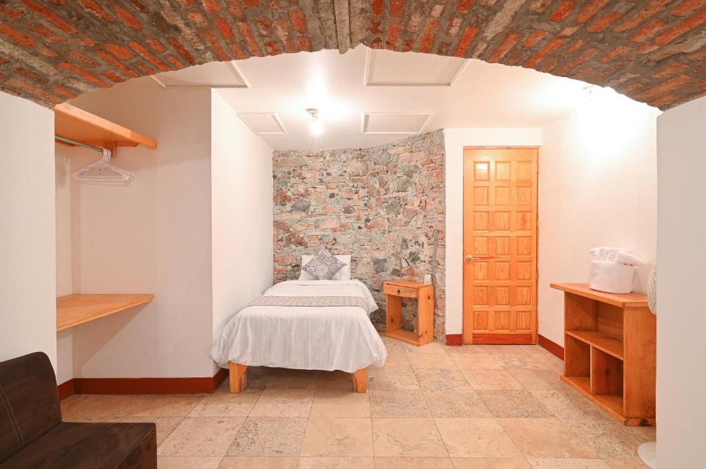 Postel nebo postele na pokoji v ubytování Hotel Meson Cuevano