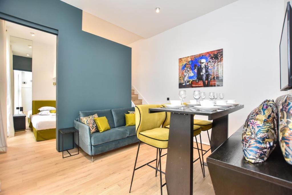 un salon avec une table à manger et un canapé dans l'établissement CMG Résidence Palais de l'Elysée Saint-Honoré, à Paris