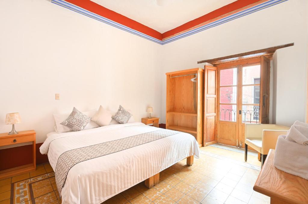 Postel nebo postele na pokoji v ubytování Hotel Meson Cuevano