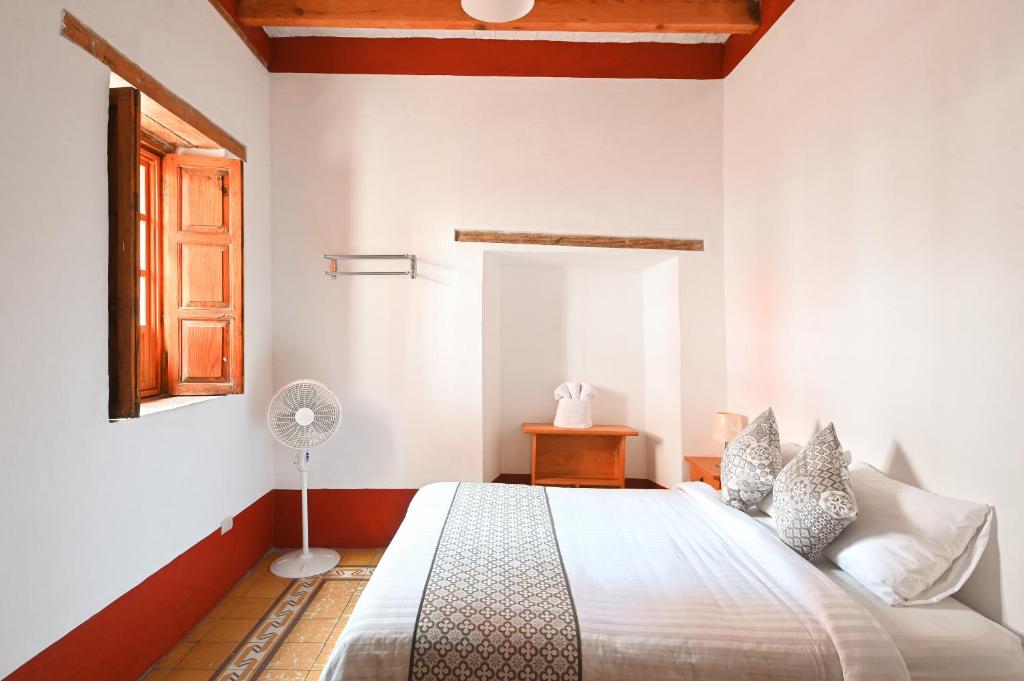 Postel nebo postele na pokoji v ubytování Hotel Meson Cuevano