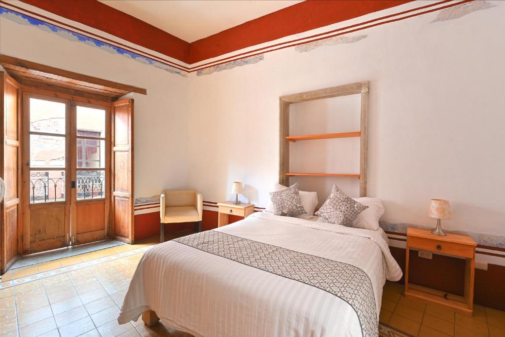 Postel nebo postele na pokoji v ubytování Hotel Meson Cuevano