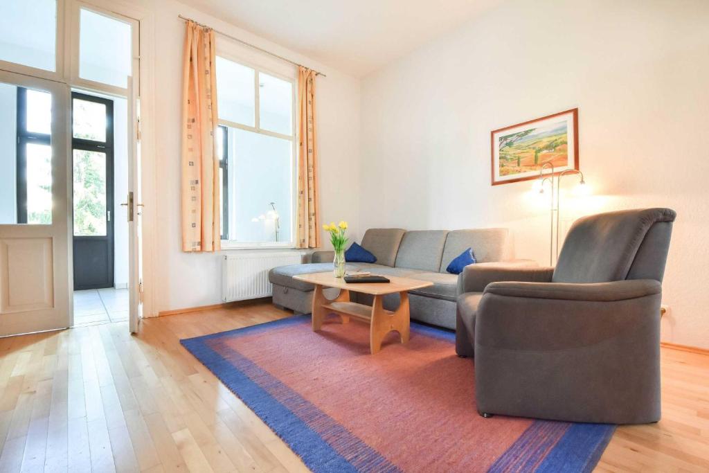 ヘリングスドルフにあるVilla Sanssouci Wohnung 5のリビングルーム(ソファ、椅子、テーブル付)