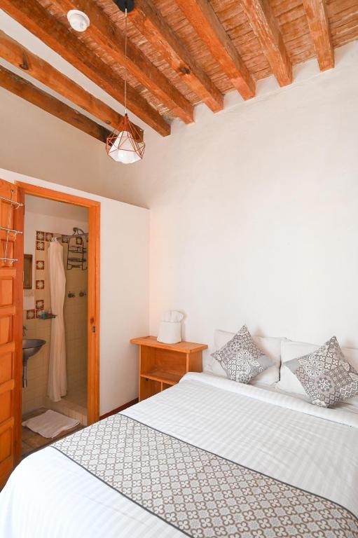 Postel nebo postele na pokoji v ubytování Hotel Meson Cuevano