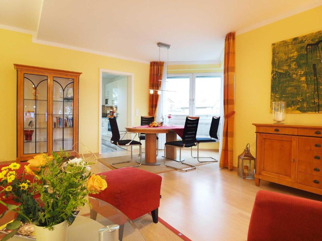 salon ze stołem i krzesłami w obiekcie Villa Darja Wohnung 9 w mieście Heringsdorf