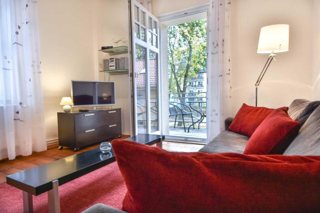 ein Wohnzimmer mit einem Sofa und einem TV in der Unterkunft (14f) Villa Emmy 06 in Heringsdorf