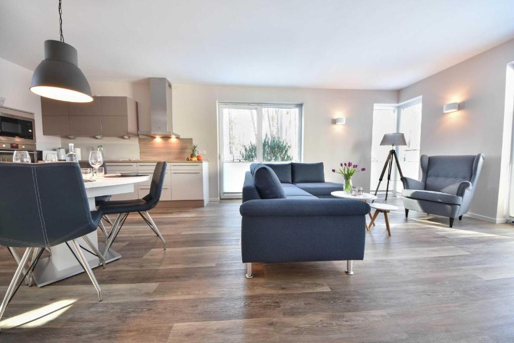 ヘリングスドルフにあるHaus Seven Seas - Wohnung Indikのキッチン、リビングルーム(青いソファ、椅子付)