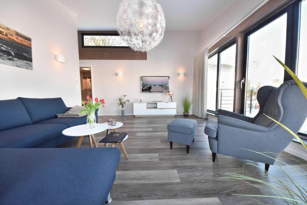 ヘリングスドルフにあるHaus Seven Seas - Wohnung Atlantikのリビングルーム(青いソファ、椅子付)