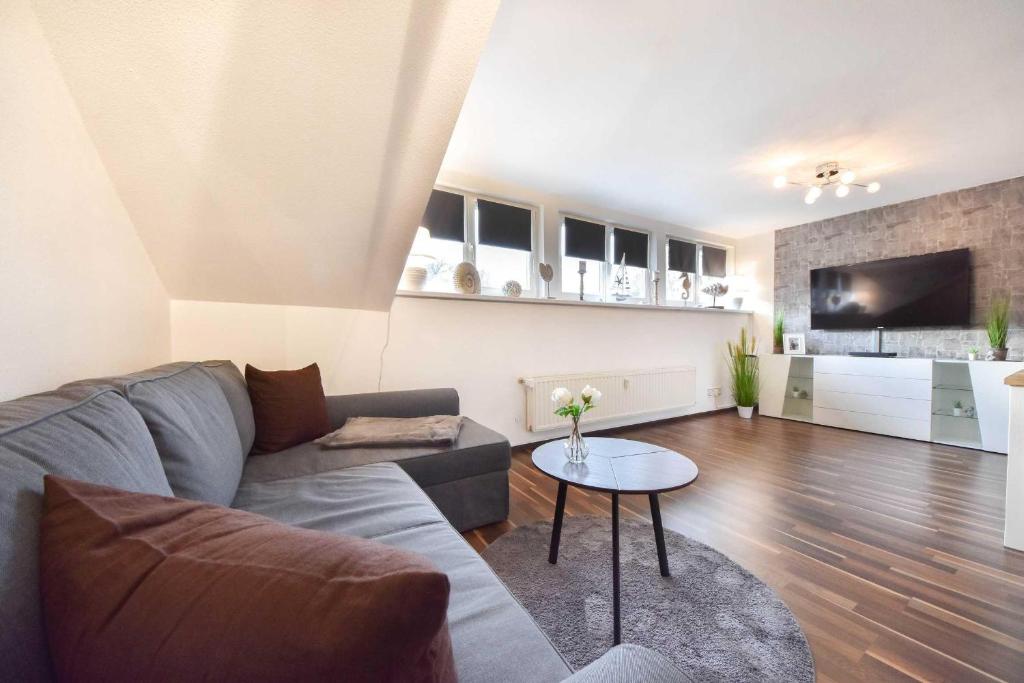 - un salon avec un canapé et une table dans l'établissement Villa zur See - FeWo 08, à Heringsdorf