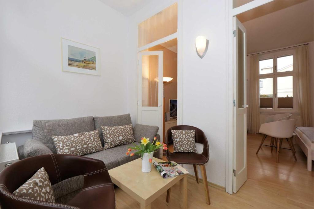 een woonkamer met een bank en een tafel bij Villa Luna Wohnung 9 in Ahlbeck
