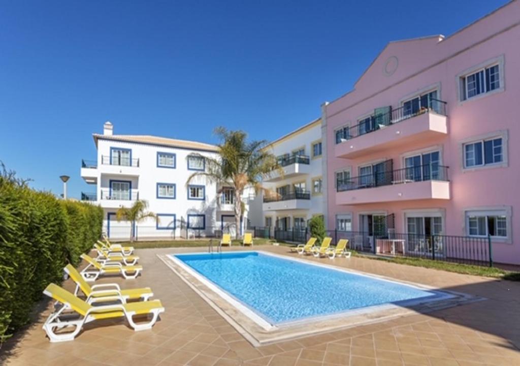 uma piscina em frente a um edifício em Altura Beach AL em Altura