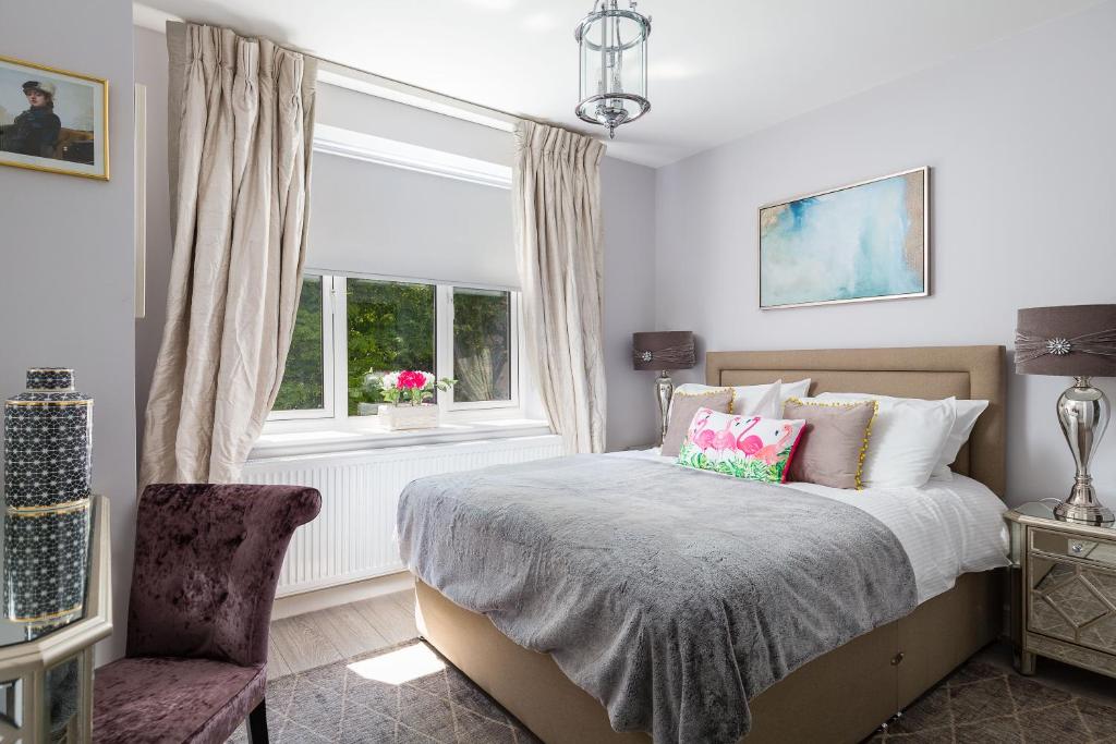 1 dormitorio con cama y ventana en Cromwell road apartments, en Londres