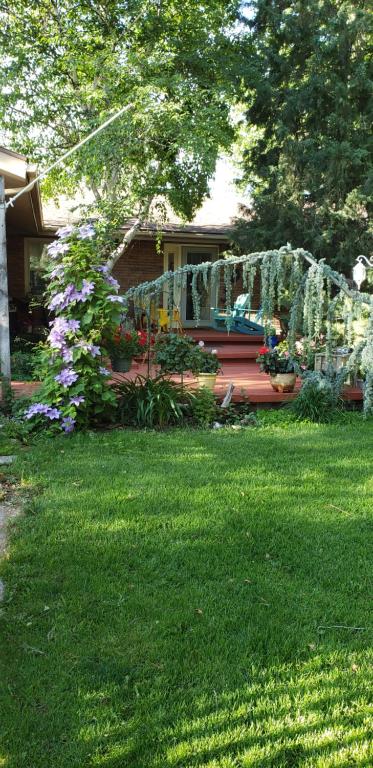 een tuin met een hek met planten en bloemen bij Awesome Location, quiet area in Harrisville