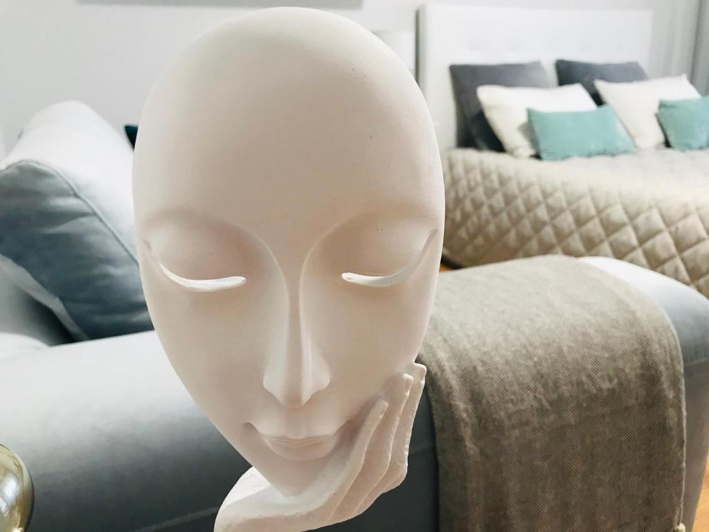 una máscara blanca sentada en la parte superior de un sofá en Aveiro, Ria e Arte, en Aveiro