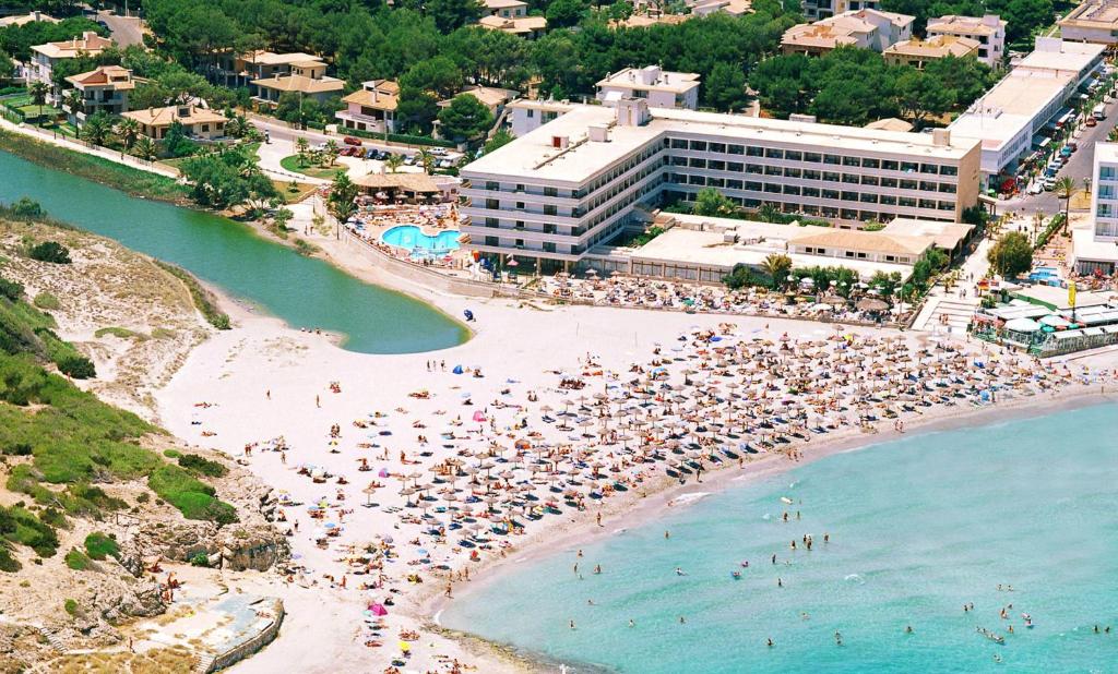 una vista aérea de una playa con gente en el agua en Son Bauló, en Can Picafort