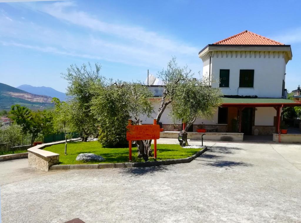 a red sign in front of a building at B&B Maison Villa Vittorio in Avella