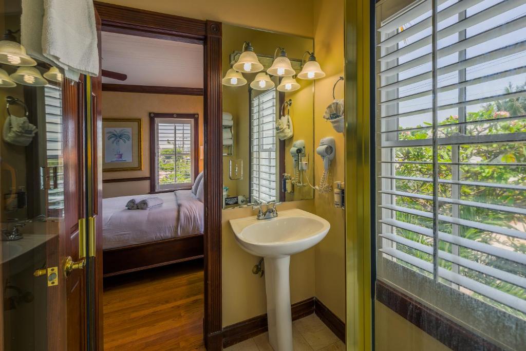 Postel nebo postele na pokoji v ubytování Duval Inn - Key West
