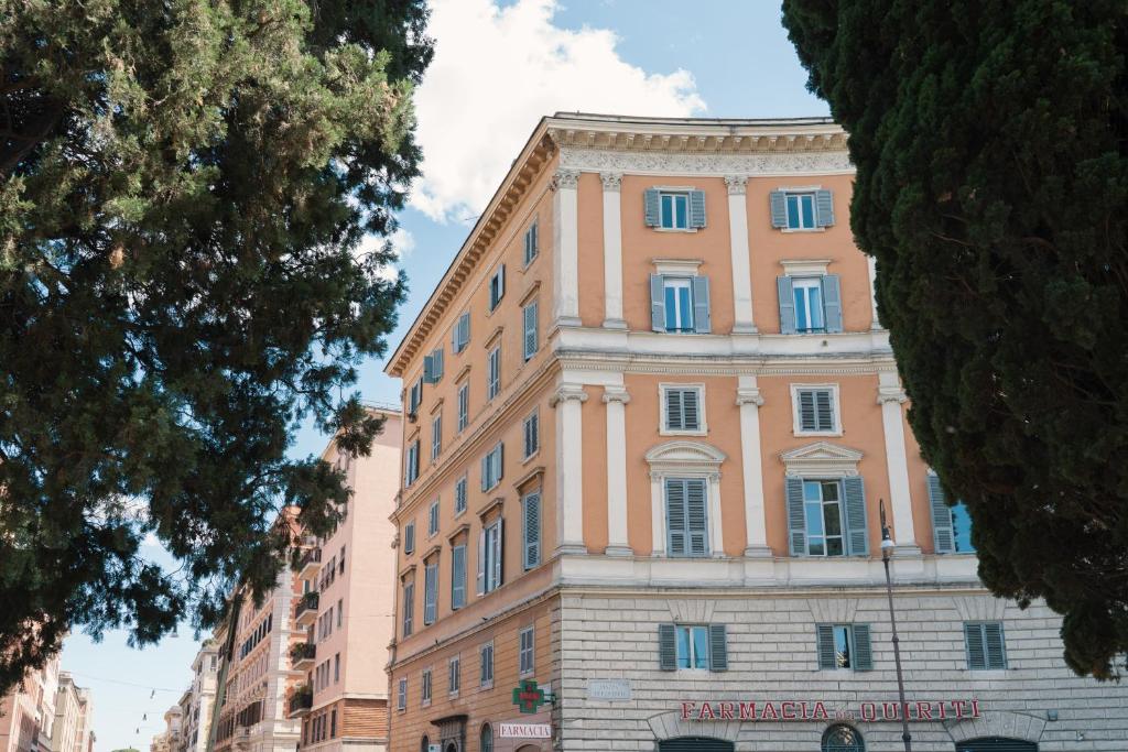 duży budynek z niebieskimi oknami na ulicy w obiekcie Domus Quiritum Elite, Vatican luxury apartment w Rzymie