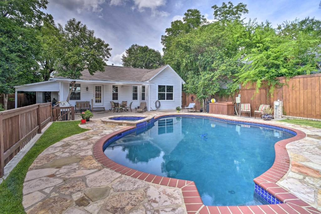 een zwembad in de achtertuin van een huis bij San Antonio House with Private Pool, Spa and Grill in San Antonio