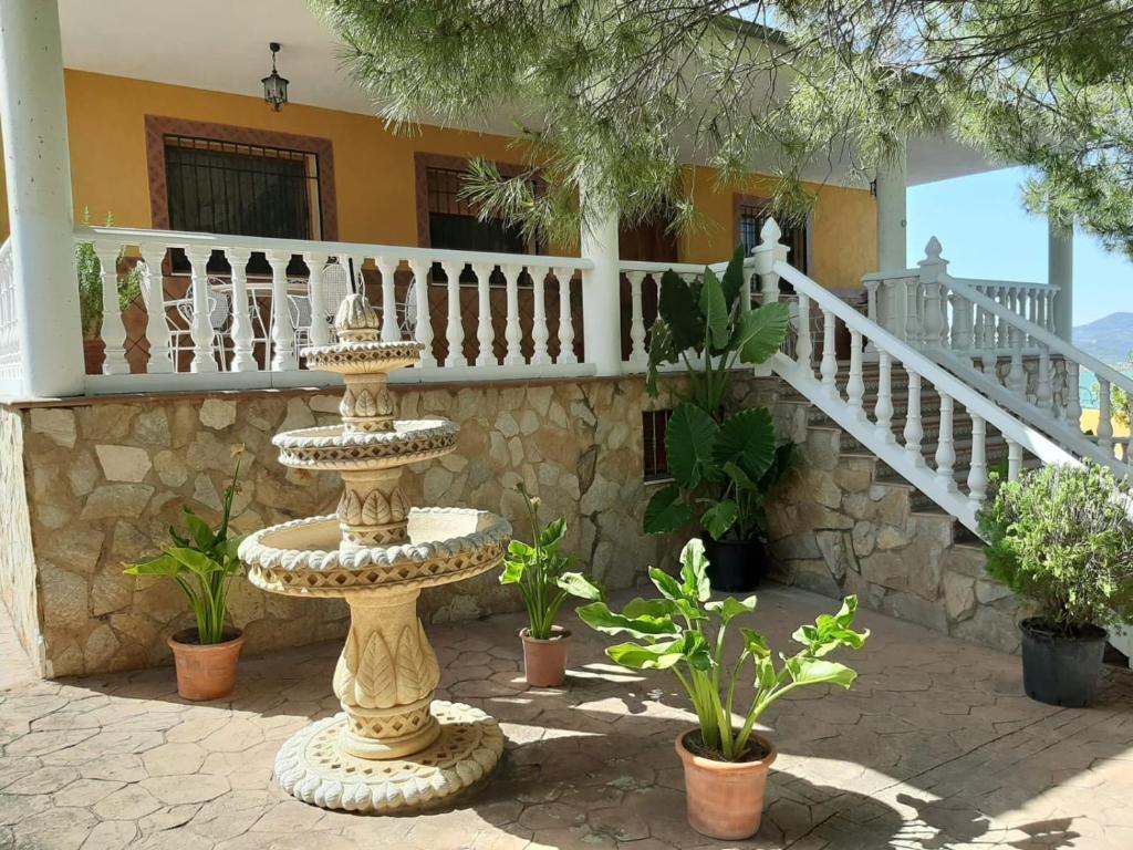 una gran fuente de piedra frente a una casa en CASA LOS ANGULOS, en Cazorla