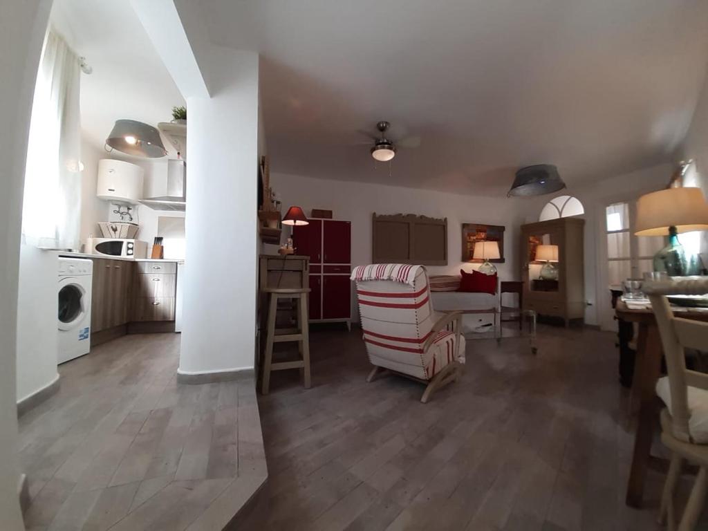 salon i kuchnia z krzesłem i stołem w obiekcie Ático Baños del Carmen w Kadyksie