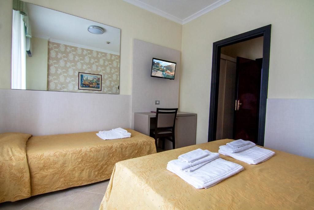 Rúm í herbergi á Hotel Dei Fiori