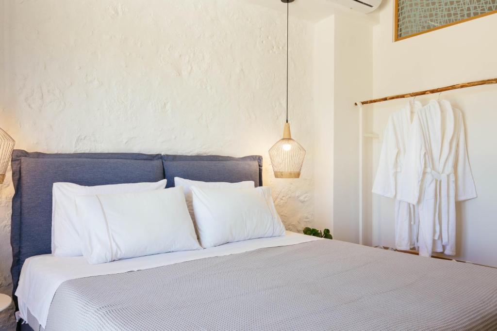 Postel nebo postele na pokoji v ubytování Μuses Suites