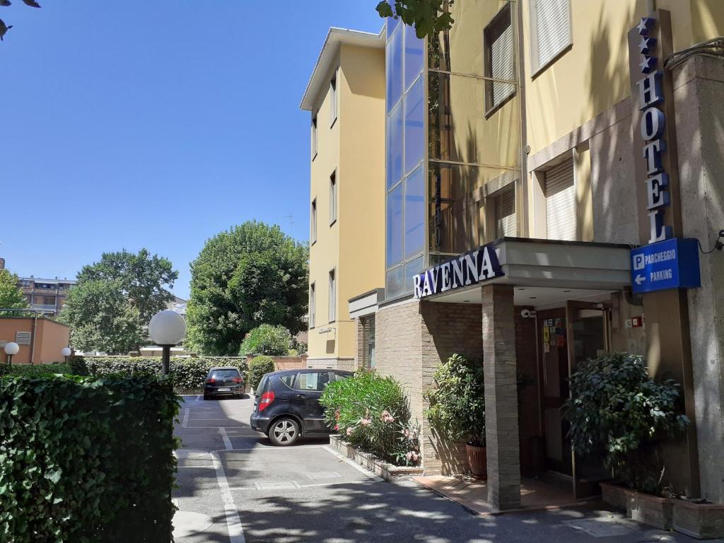 samochód zaparkowany przed budynkiem w obiekcie Hotel Ravenna w Rawennie
