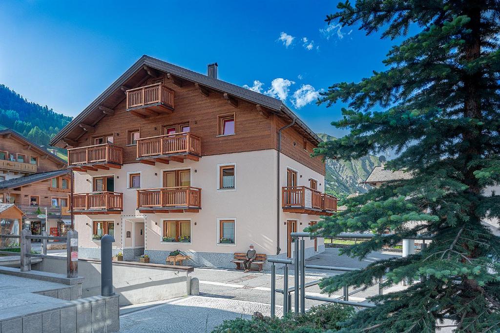 un gran edificio con balcones en un lateral en Casa Marianna, en Livigno