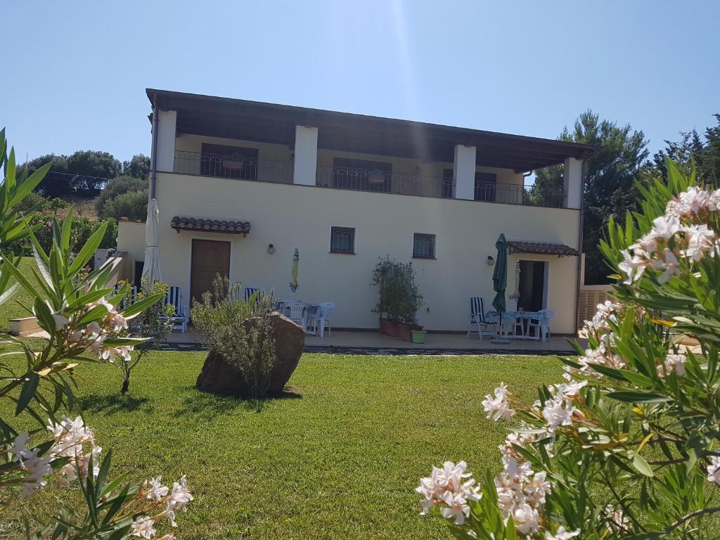 a view of a house from the garden at Nit i Dia Guest House in Alghero