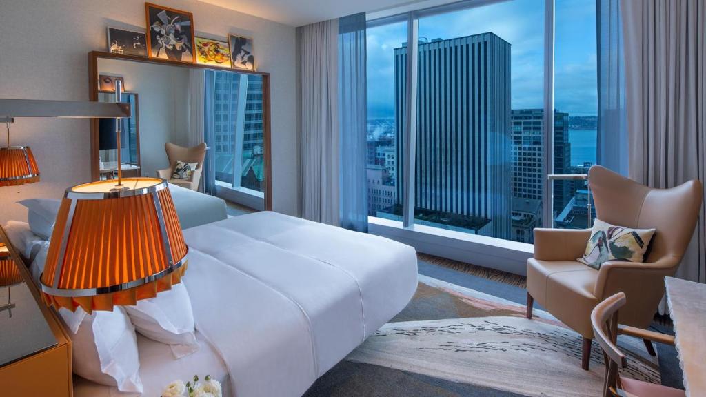 Postel nebo postele na pokoji v ubytování Lotte Hotel Seattle