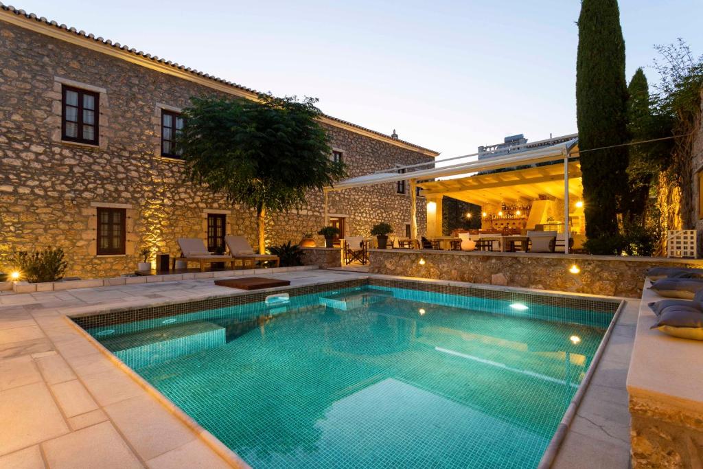 Bazén v ubytování Mare Monte Luxury Suites nebo v jeho okolí