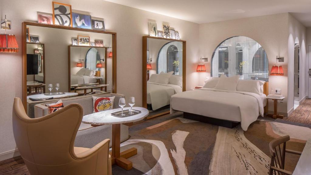Postel nebo postele na pokoji v ubytování Lotte Hotel Seattle