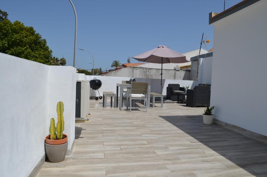 Patio alebo iná vonkajšia časť ubytovania Pedregalejo Beach House