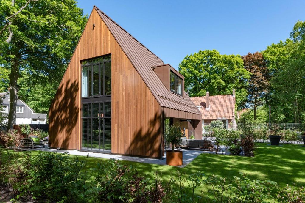 een houten huis met een gambrel dak bij Villa Vita in Bergen
