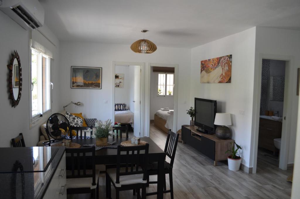 Televízia a/alebo spoločenská miestnosť v ubytovaní Pedregalejo Beach House