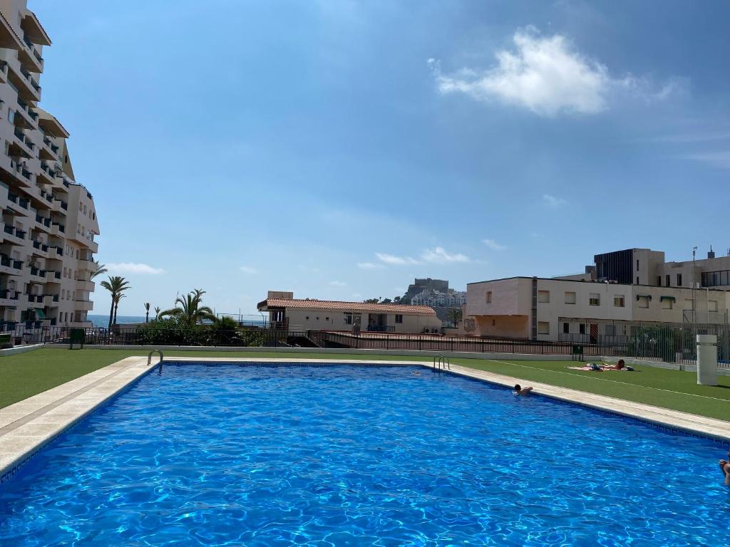 Bazén v ubytování NUEVO !!! Apartamento Peñíscola Playa con piscinas y tenis nebo v jeho okolí